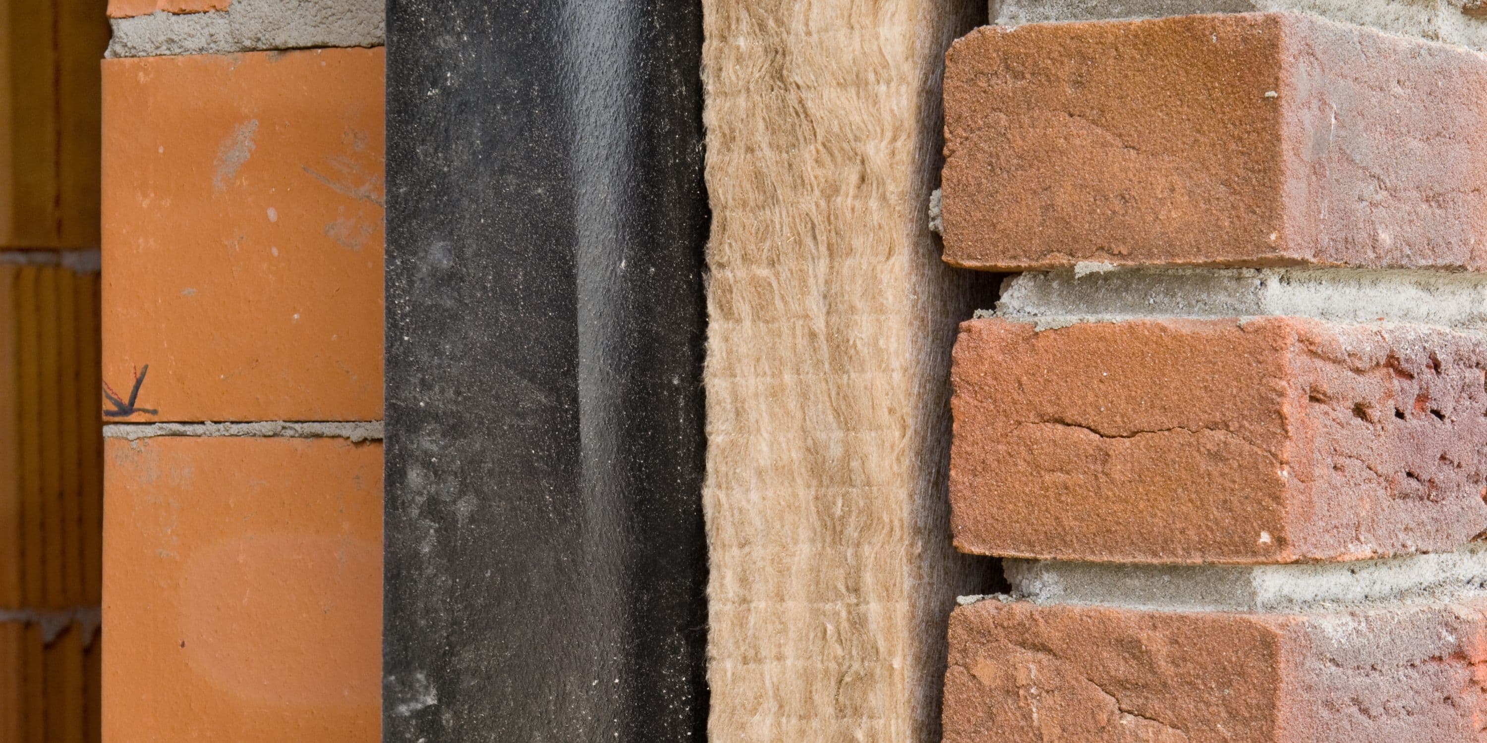 Gevel of spouwmuur die geïsoleerd wordt