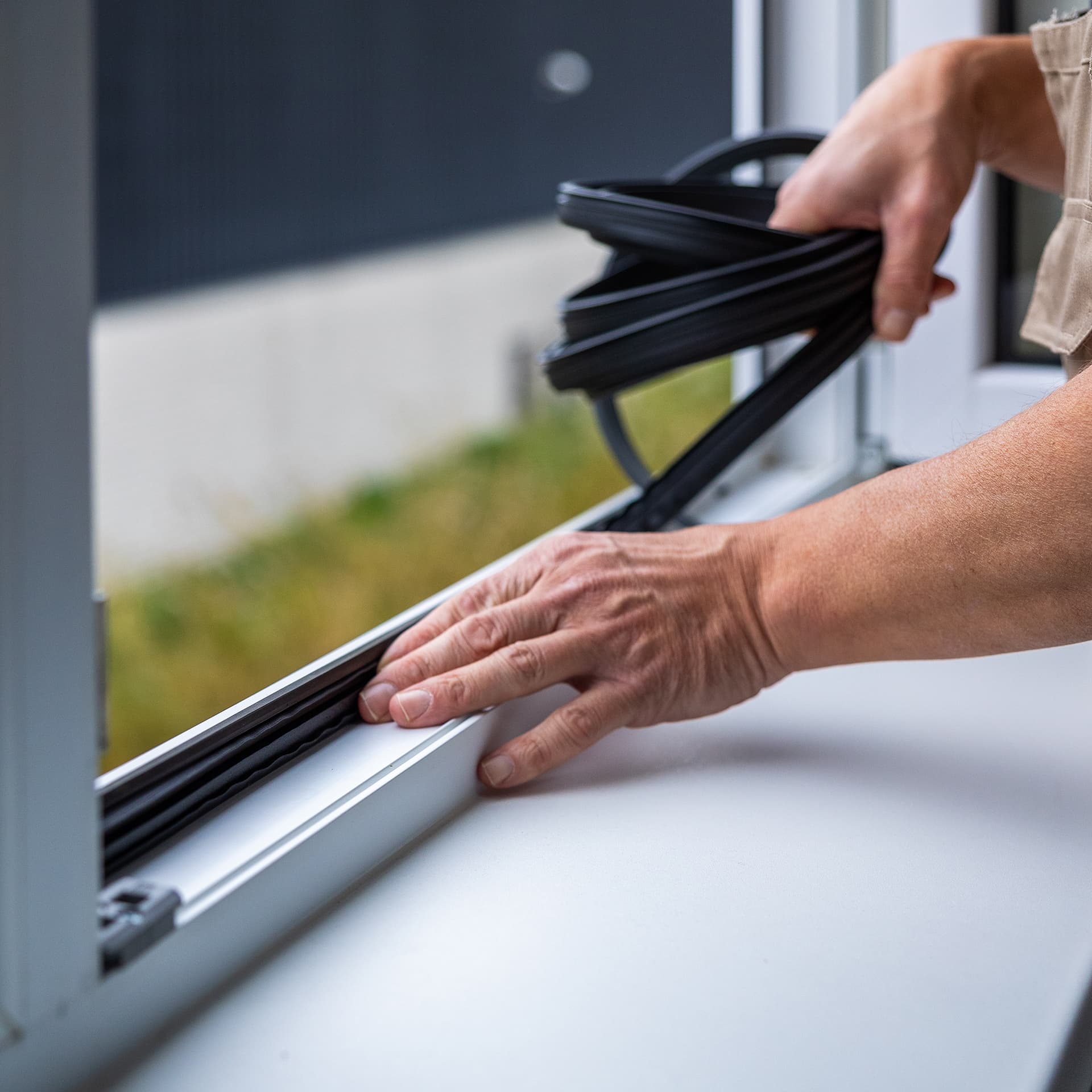 Tochtstrips bij een raam in een appartement