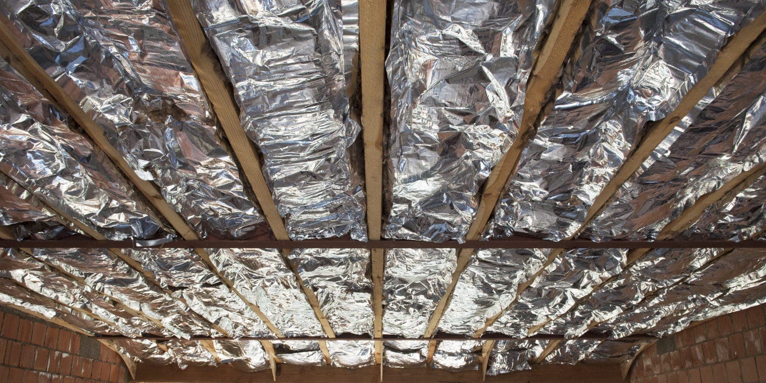 Isolatiemateriaal dat onder een houten vloer wordt aangebracht