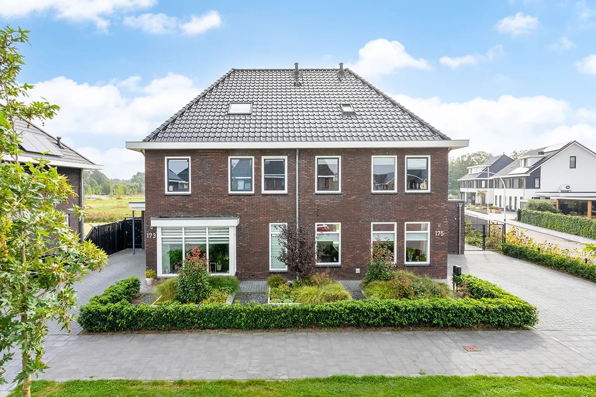Twee-onder-een-kapwoning in een woonwijk