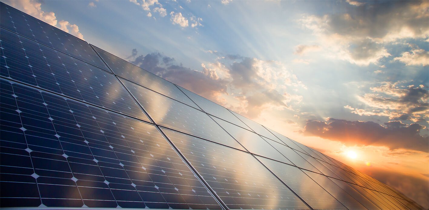 Zonnepanelen op een Nederlands hellend dak in de zon